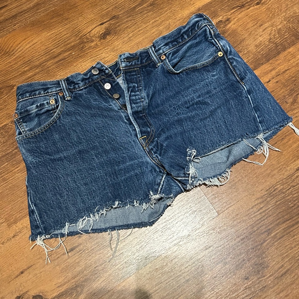 Levi’s button fly 501 frayed jean shorts size 34 waist